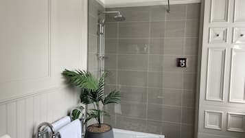 Quarto executivo | Banheiro | Chuveiro com efeito de chuva, produtos de toalete grátis