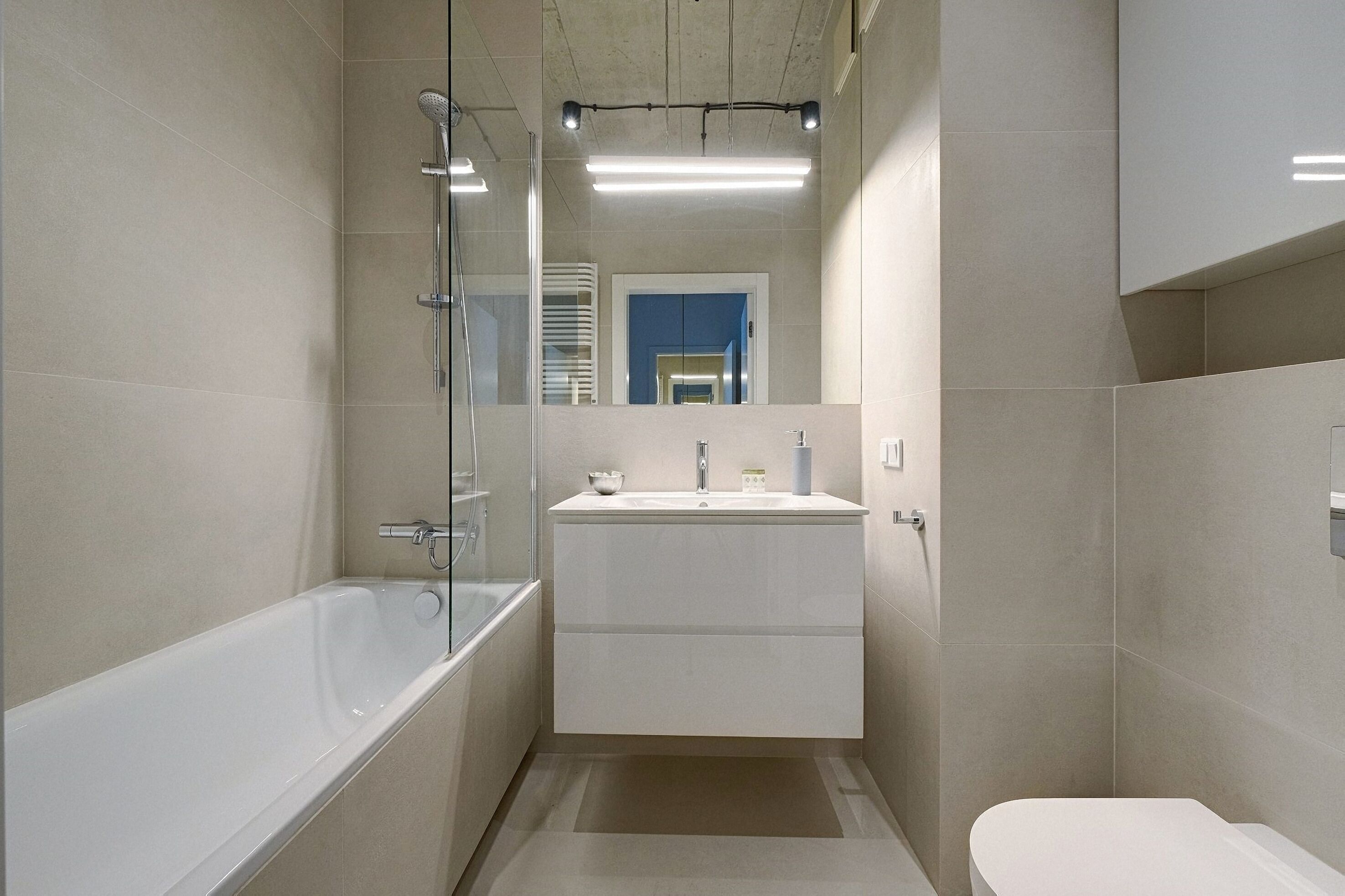 Un baño moderno con bañera, lavabo e inodoro.