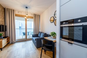 Superior Apartment | Living room | 40-inch flat-screen TV with cable channels, TV - GO Apartments (Warsaw)