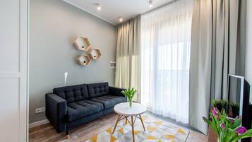 Business Studio | Living area | 40-inch flat-screen TV with cable channels, TV