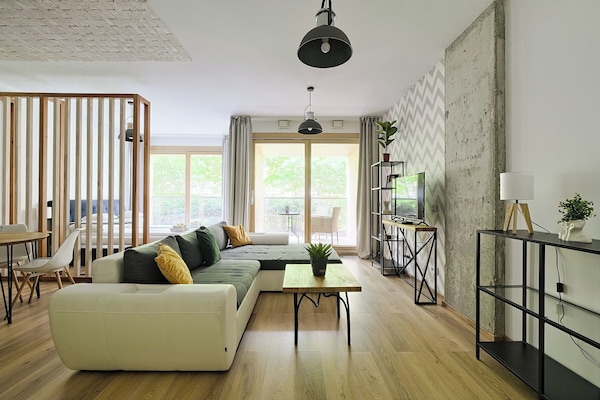 Studio Bisnis | Seprai premium, busa memori, dan didekorasi berbeda-beda