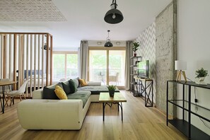 Business Studio | Premium bedding, memory foam beds, individually decorated - GO Apartments (Warsaw)