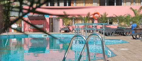 2 piscines a l'aire lliure