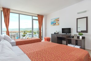 Työpöytä, silitysrauta/-lauta, vauvansängyt, lisävuoteet