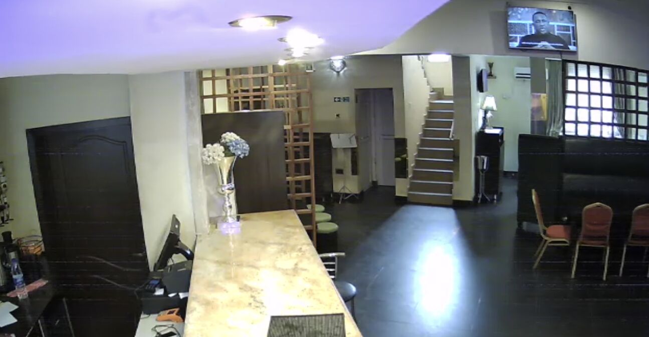 serves breakfast, lunch and dinner