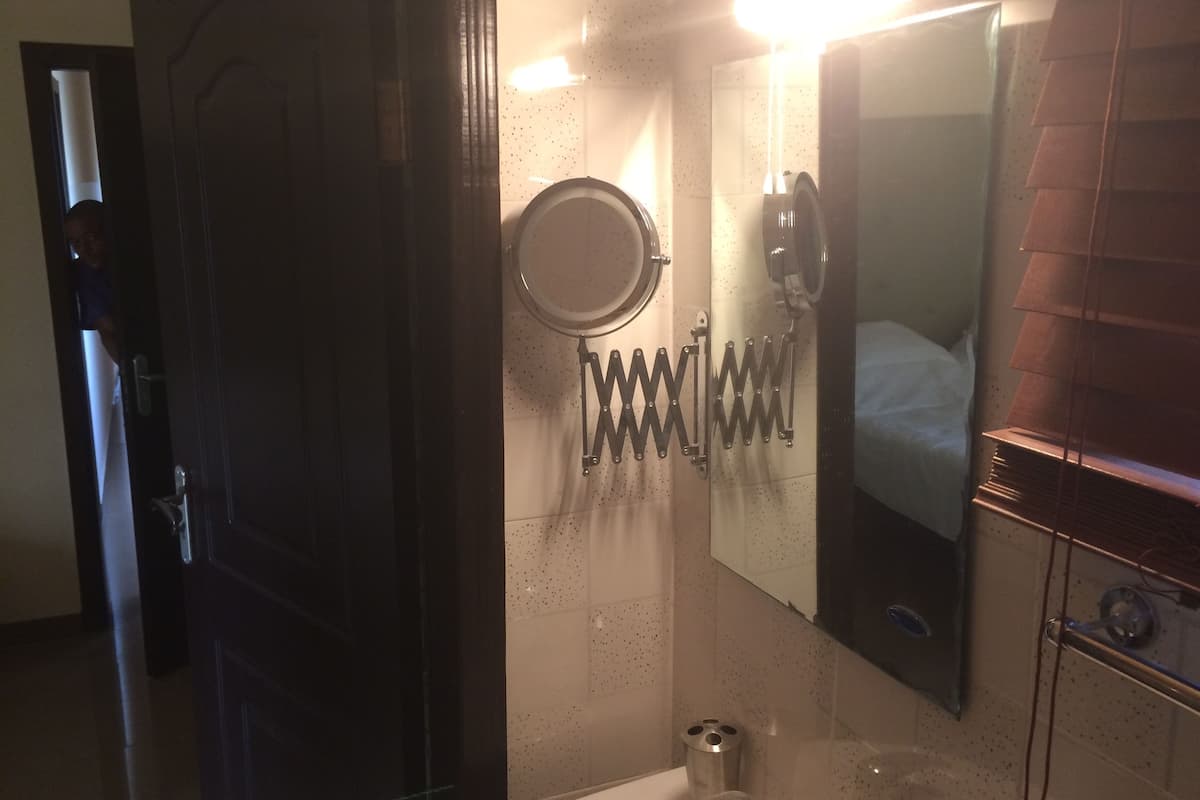luxury suite | bathroom | free toiletries, towels