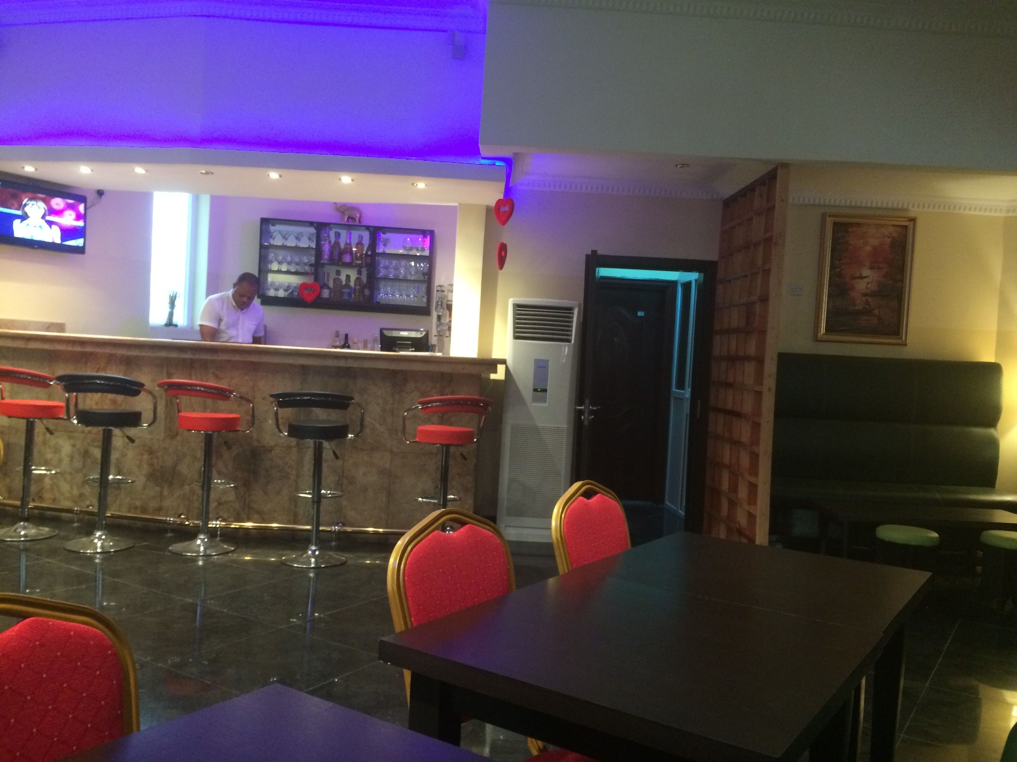 serves breakfast, lunch and dinner