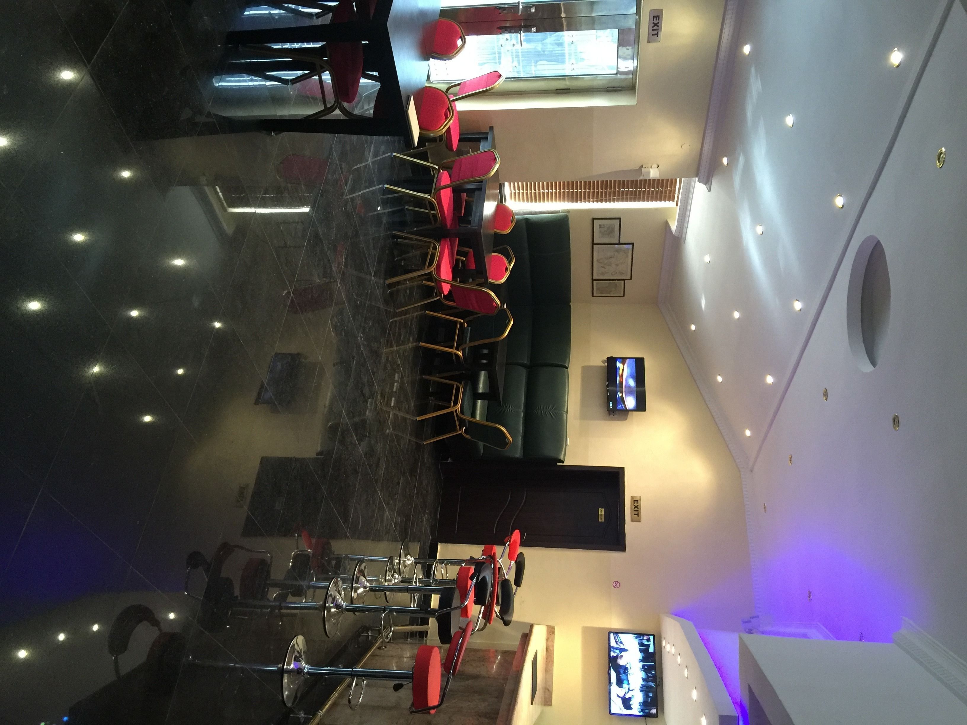 serves breakfast, lunch and dinner