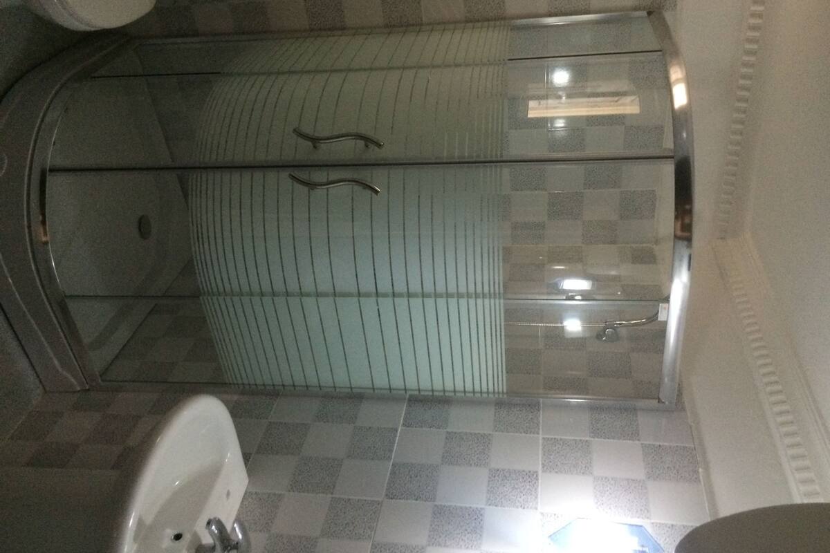 deluxe double room | bathroom | free toiletries, towels