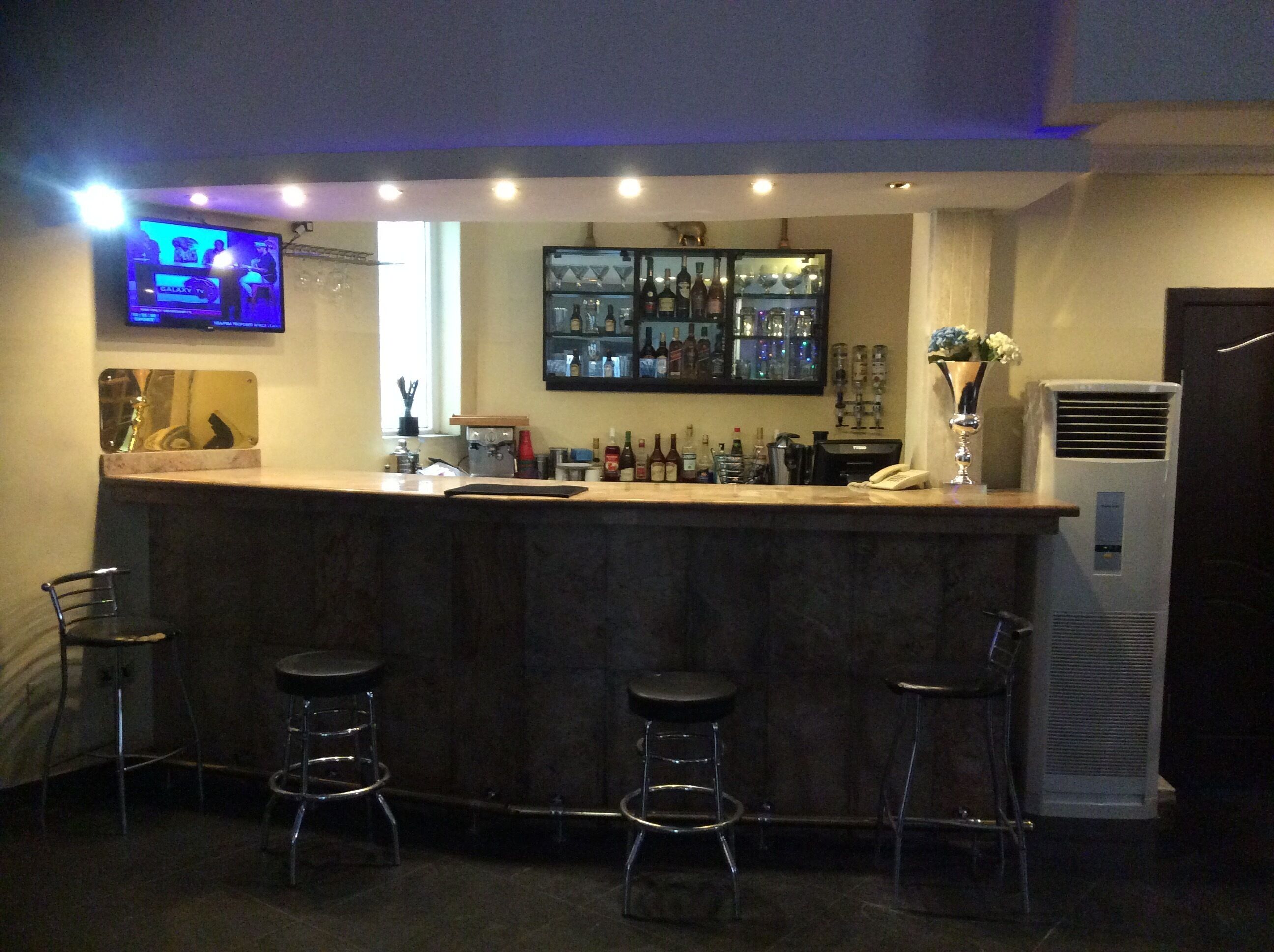 serves breakfast, lunch and dinner