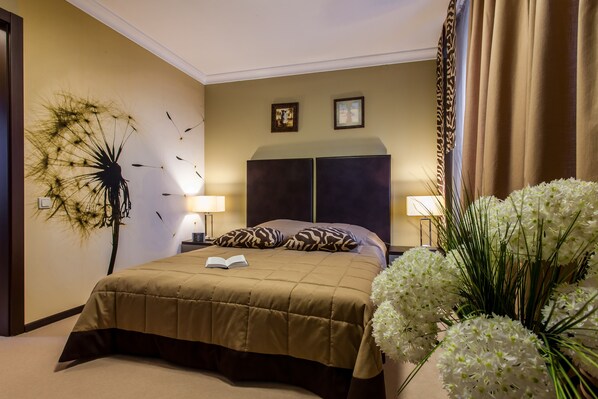 In-room safe, desk, free WiFi