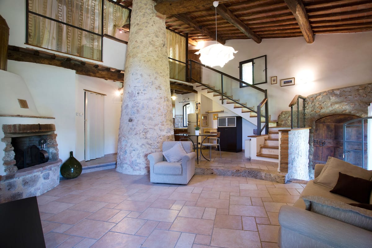 Deluxe Suite, Jetted Tub | Memory-foam beds, free WiFi, bed sheets