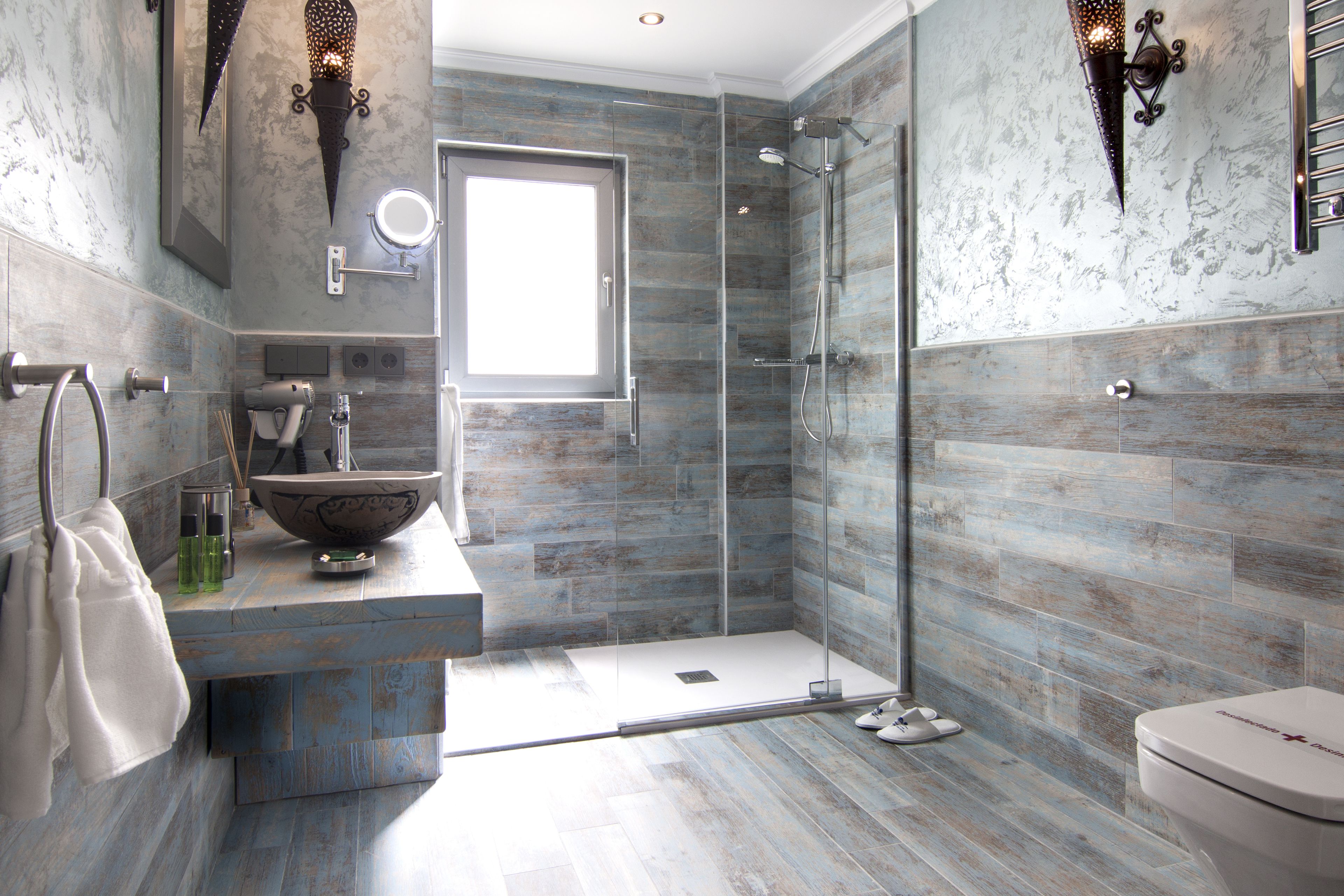 suite, balcony (sierra de cabezón de oro) | bathroom | shower, free toiletries, hair dryer, slippers