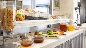 Een ontbijtbuffet met diverse gerechten en drankjes.