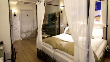 Quarto com uma cama de dossel, mesa de cabeceira, cadeira e porta com interruptor de luz.