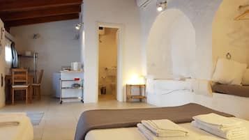 Studio (Casetta) | Bathroom | Shower, free toiletries, hair dryer, bidet