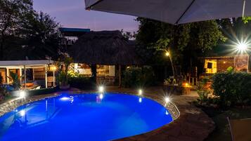 室外泳池;泳池傘、躺椅