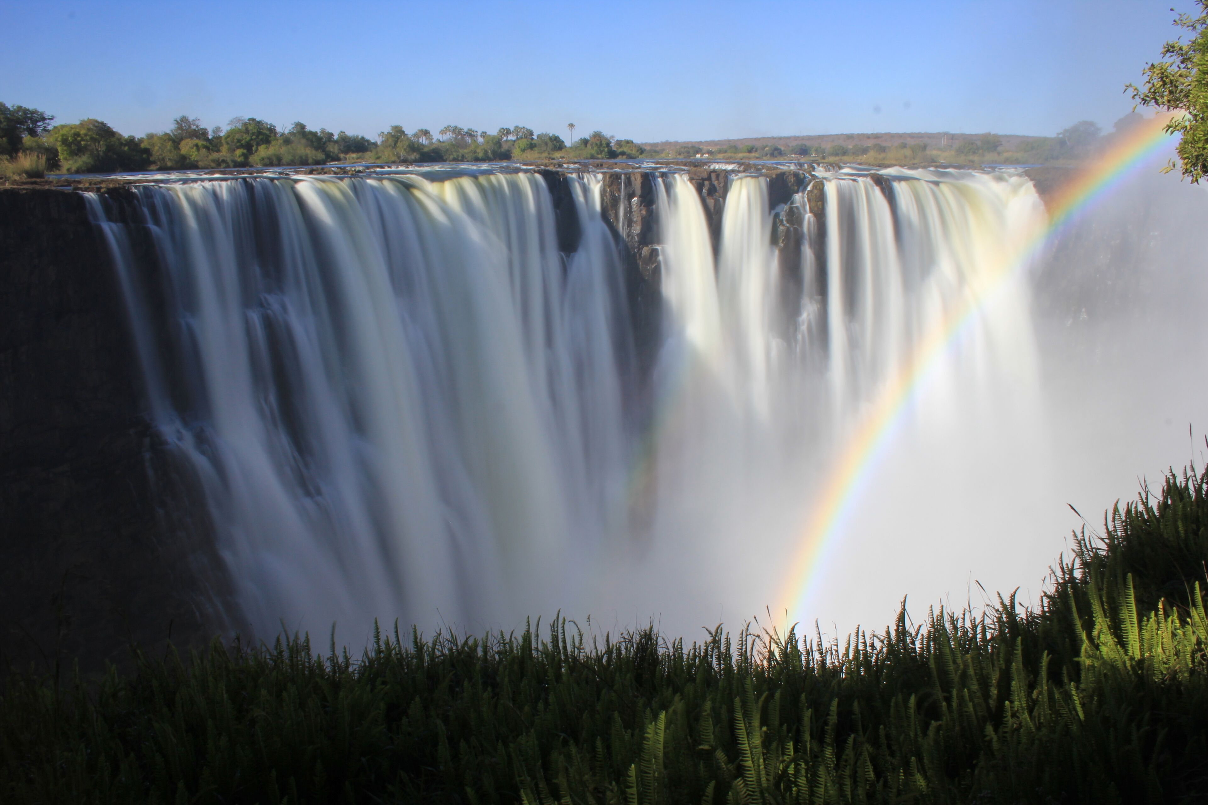 Una cascada con un arcoíris.