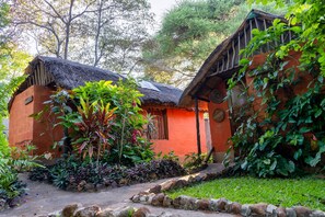 Double Ensuite Room | Exterior - Victoria Falls Backpackers (Victoria Falls)
