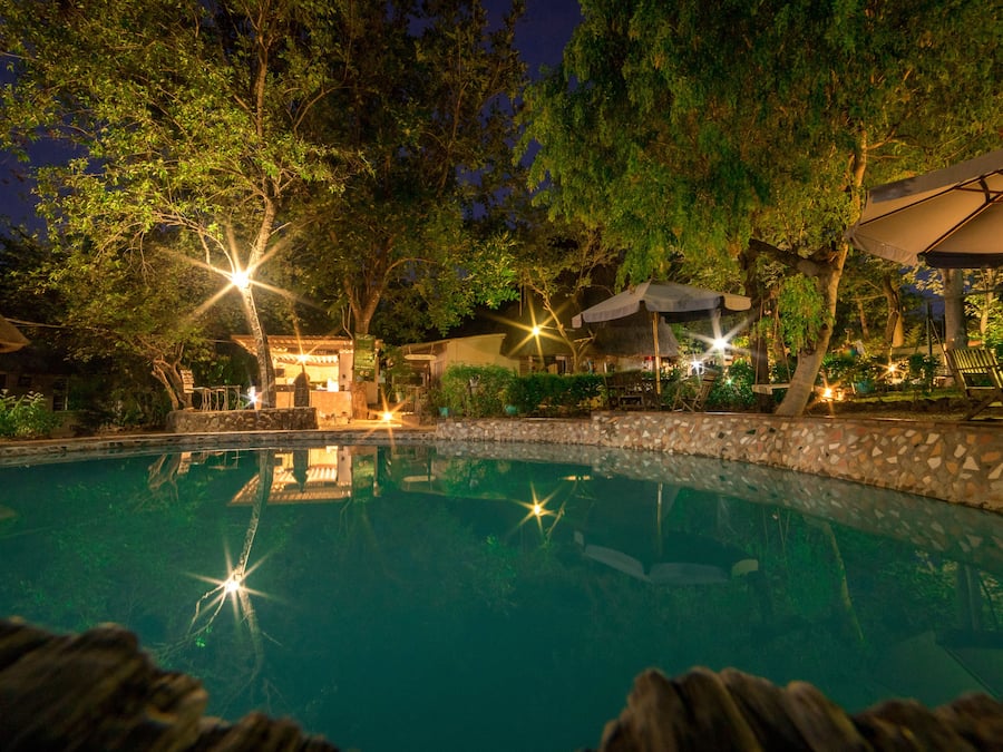 Piscina externa, guarda-sóis, espreguiçadeiras