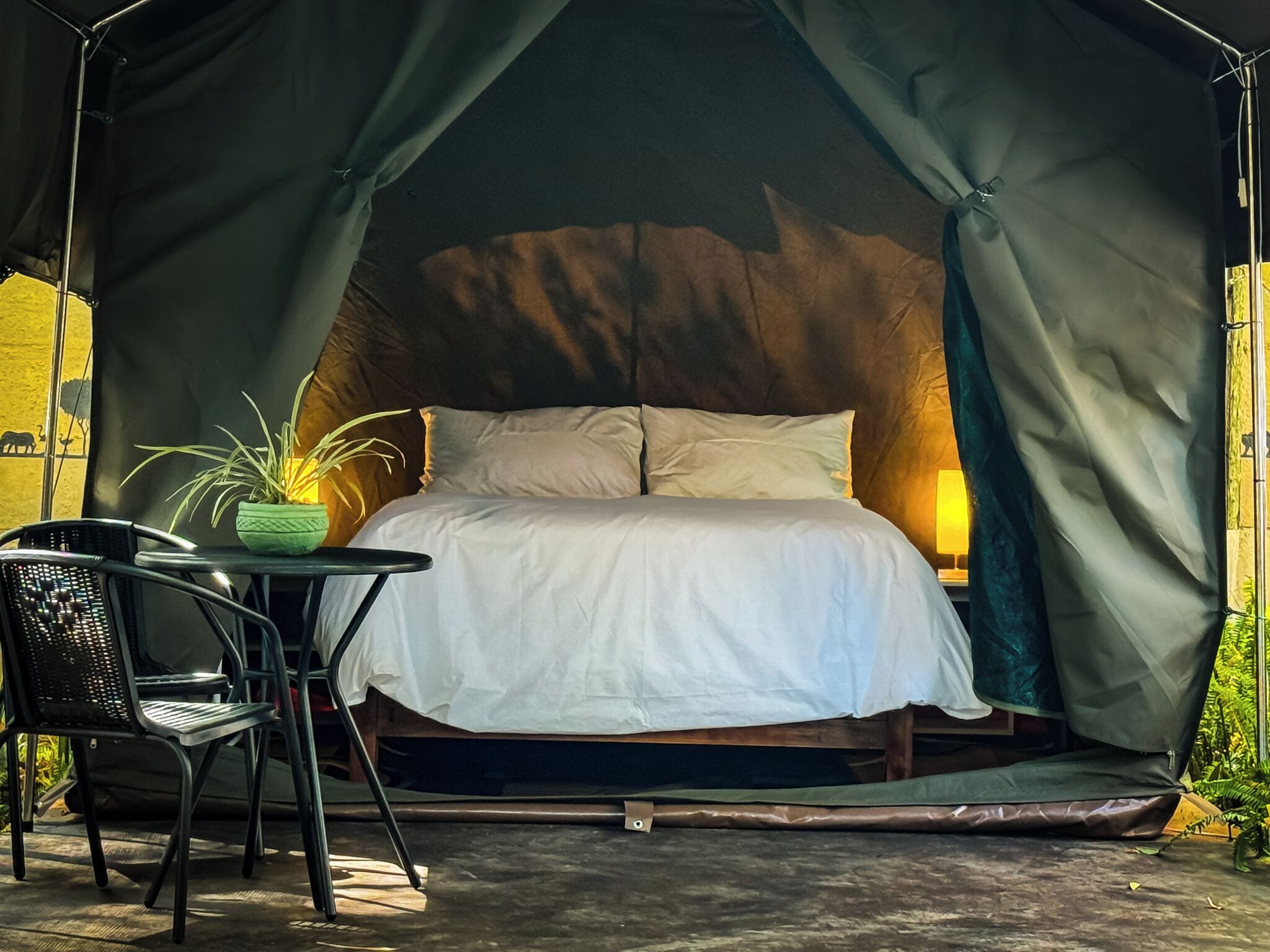 Telt – standard | Safe på rommet og sengetøy