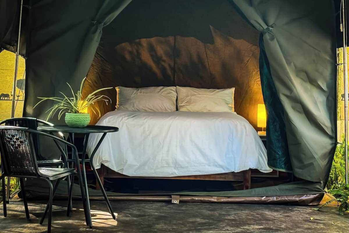 Telt – standard | Safe på rommet og sengetøy