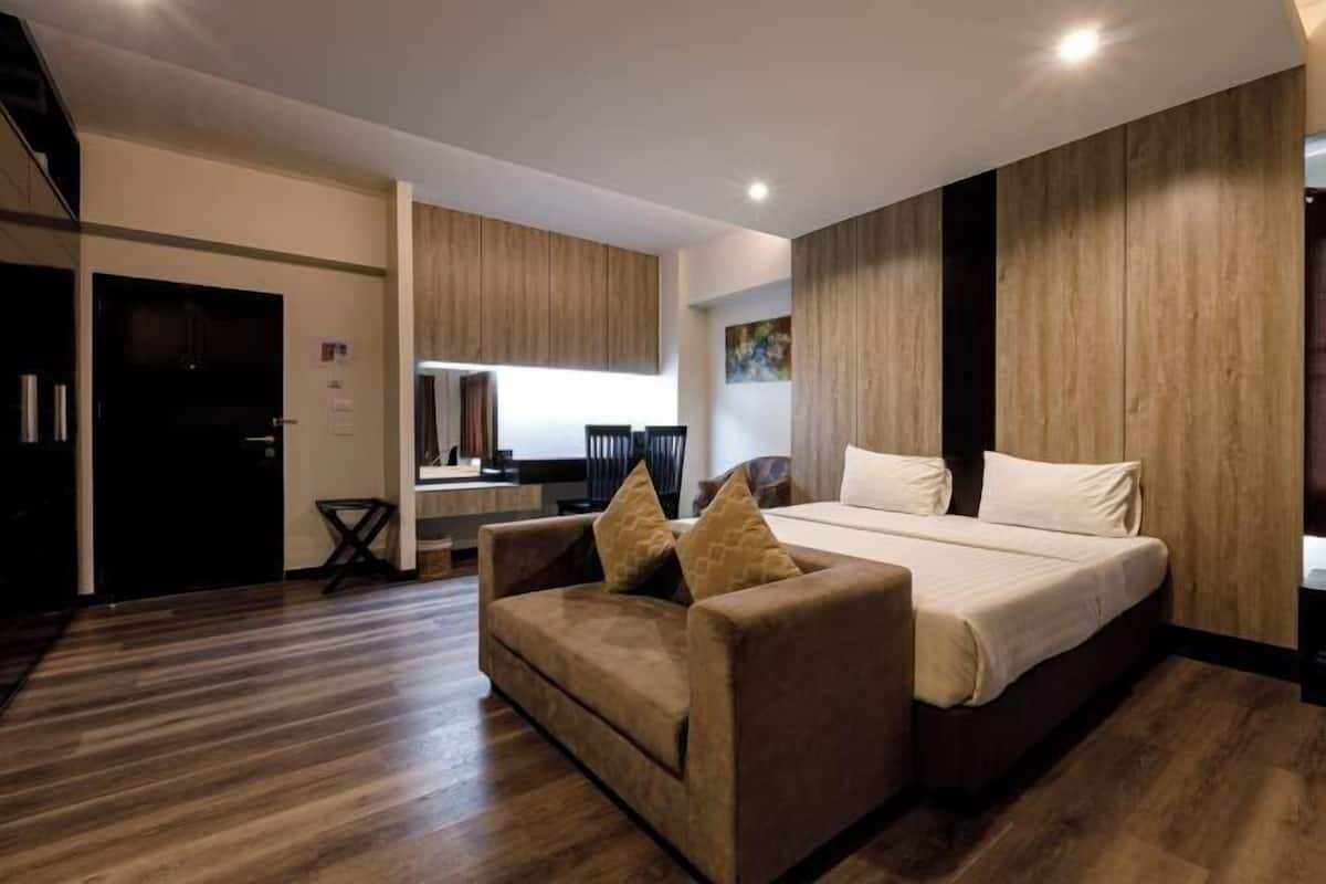 In-room safe, desk, rollaway beds, free WiFi