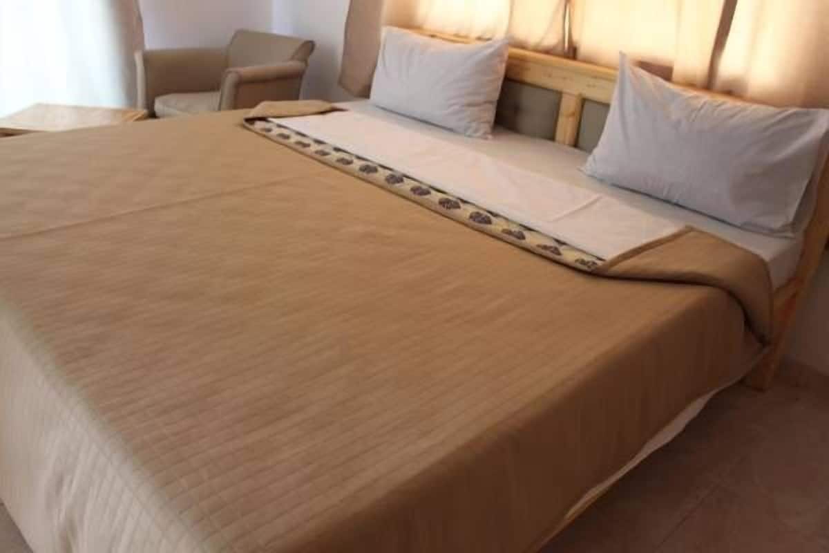 Economy tweepersoonskamer, voor 1 persoon | Luxe beddengoed, een kluis op de kamer, een bureau, gratis wifi