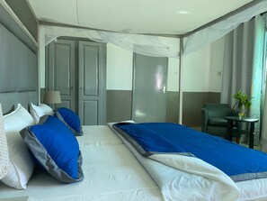 Ropa de cama de alta calidad y caja de seguridad en la habitación
