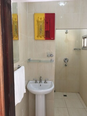 Shower, towels, shampoo - Pelican Residence (Bakau)