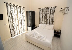 Double or Twin Room | Blackout drapes, iron/ironing board, free WiFi, bed sheets - Koukounari 2 Rooms (Agistri)