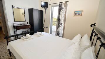 Triple Room, 1 Double Bed | Blackout drapes, iron/ironing board, free WiFi, bed sheets