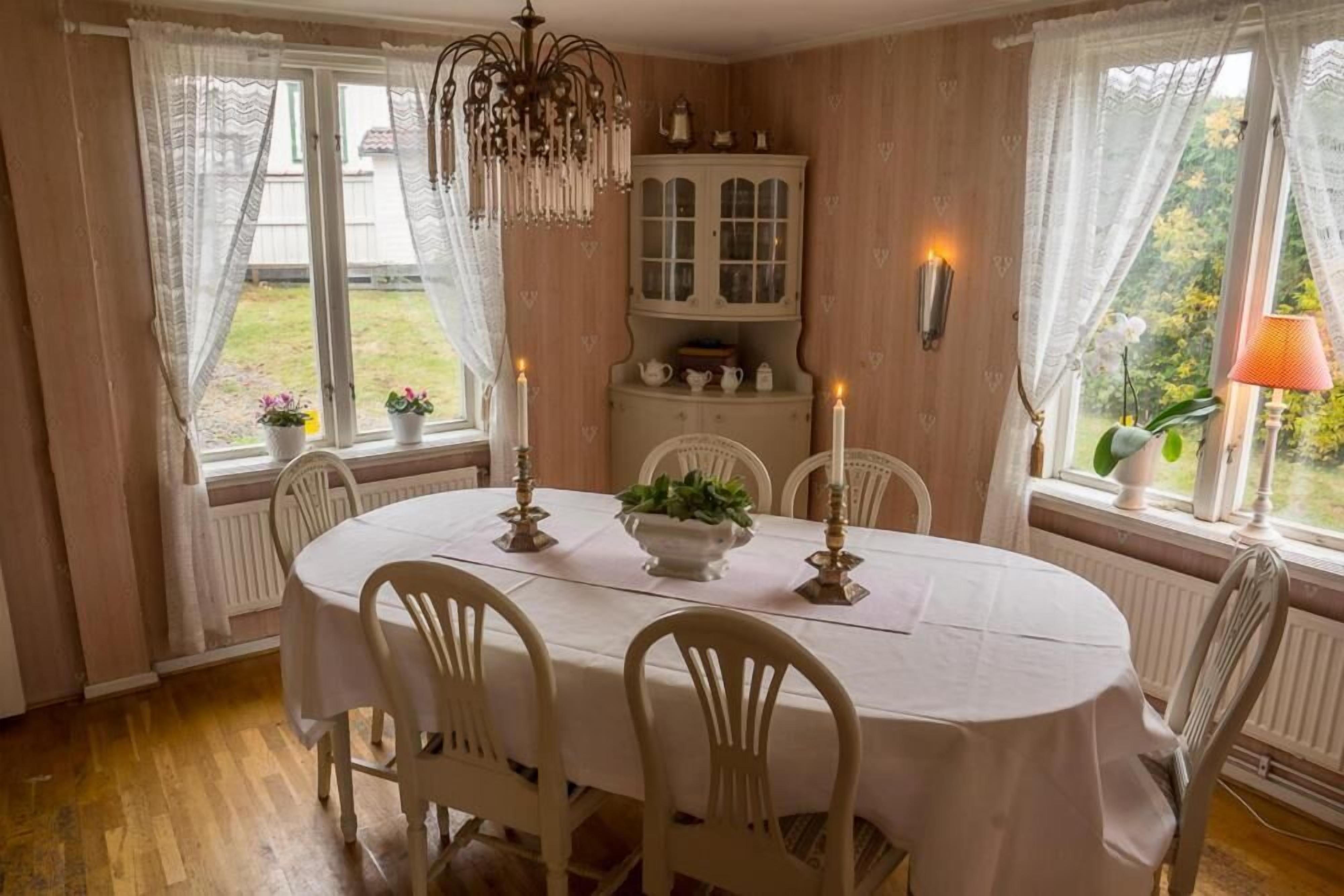 lunch and dinner served