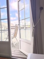 1 habitación, minibar, escritorio y tabla de planchar con plancha 