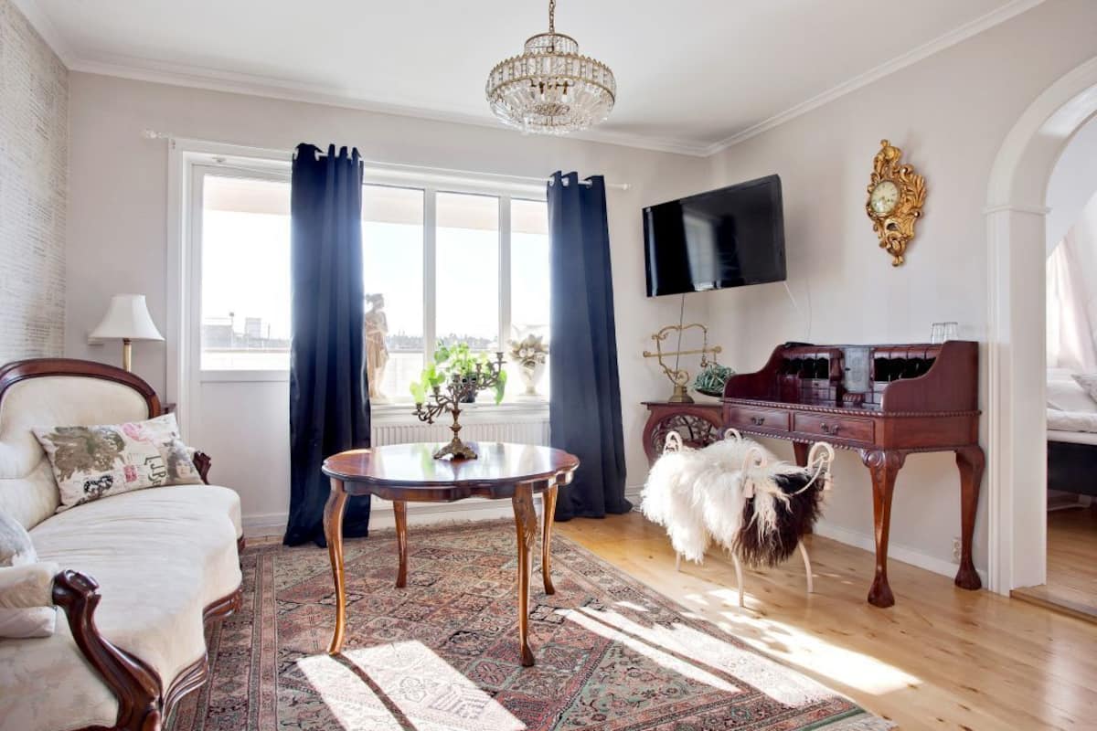Habitación Deluxe con 2 camas individuales, 1 cama Queen size, vista al océano | Área de sala de estar | Televisión