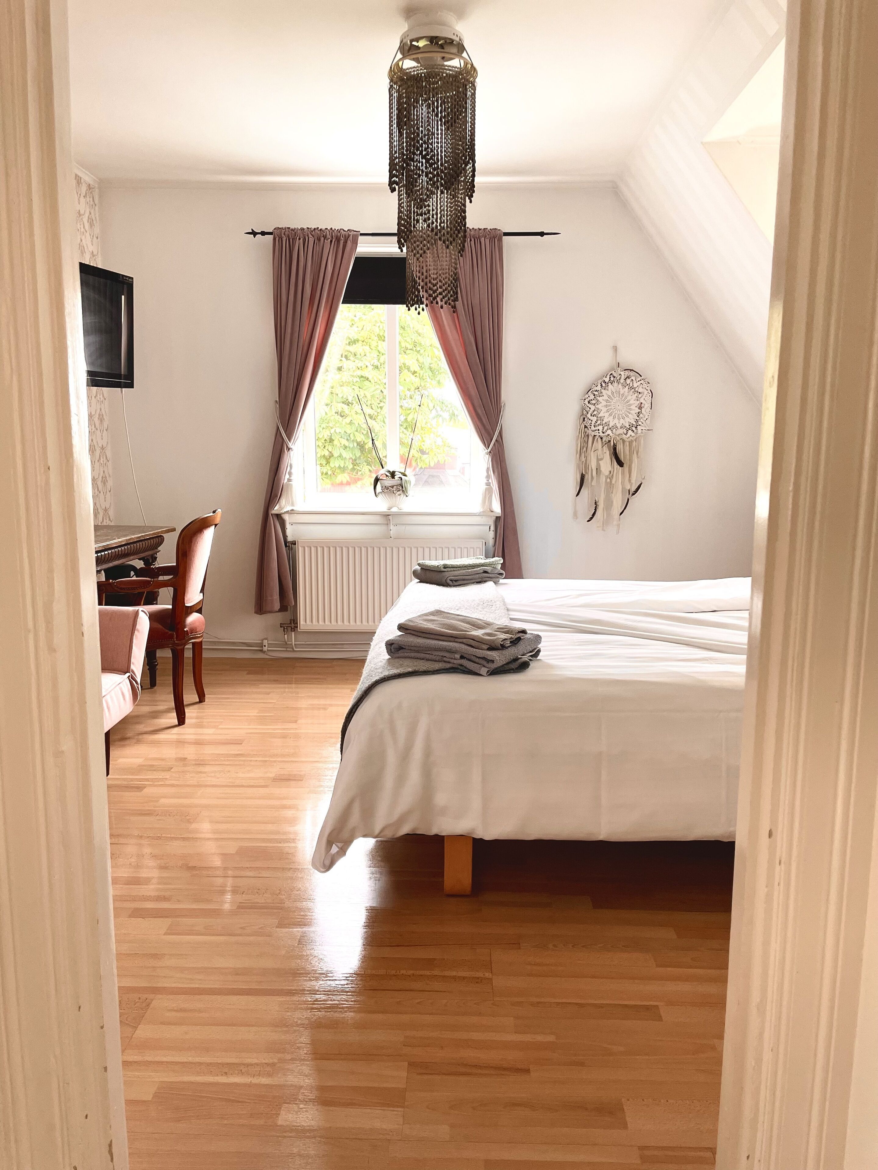 double room | 1 bedroom, minibar, desk, iron/ironing board