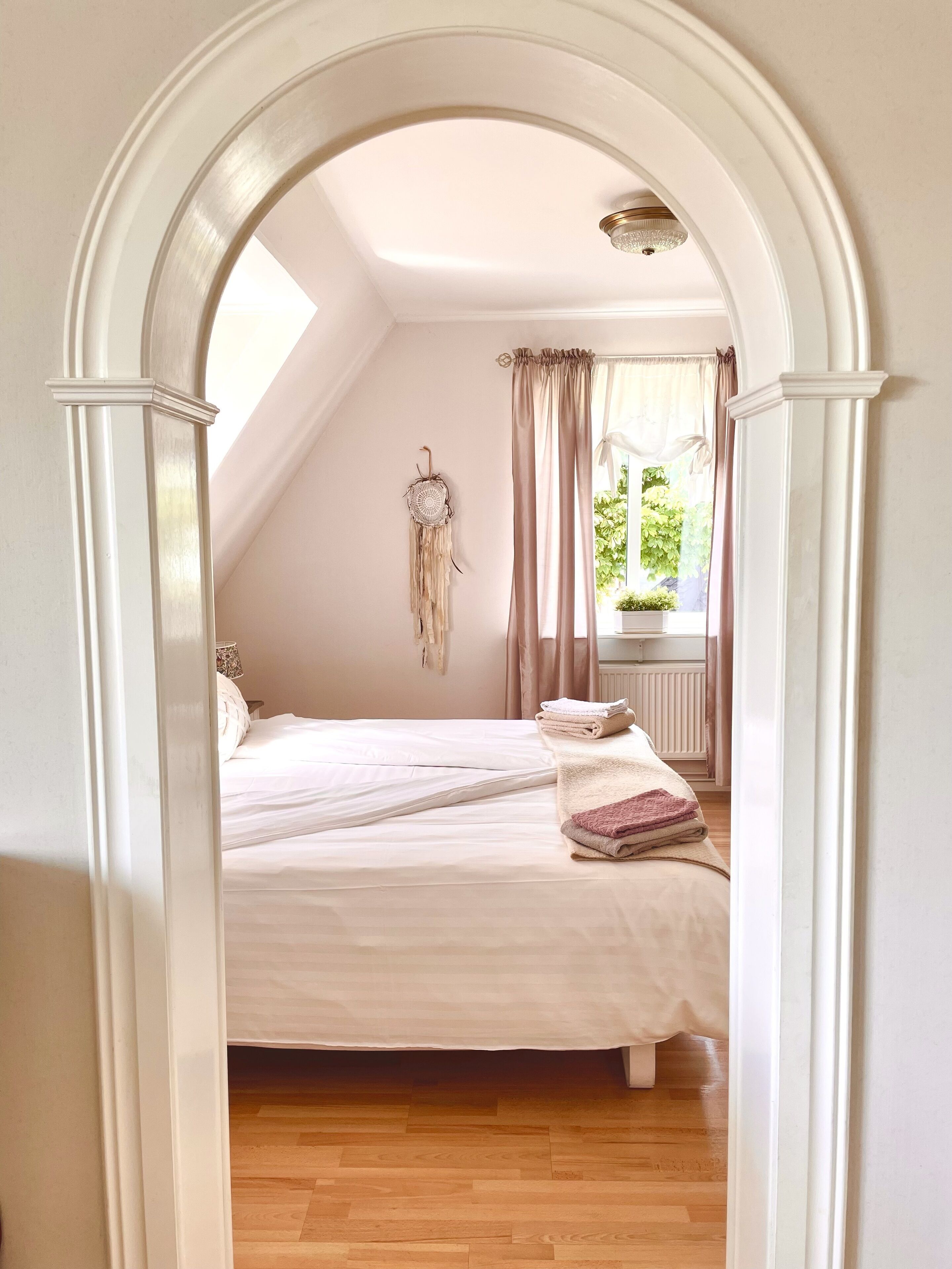 Habitación Deluxe con 2 camas individuales, 1 cama Queen size, vista al océano | Área de sala de estar | Televisión 