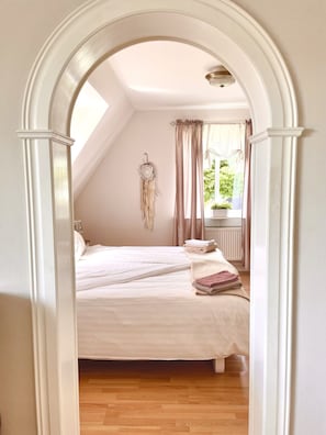 Habitación Deluxe con 2 camas individuales, 1 cama Queen size, vista al océano | Área de sala de estar | Televisión