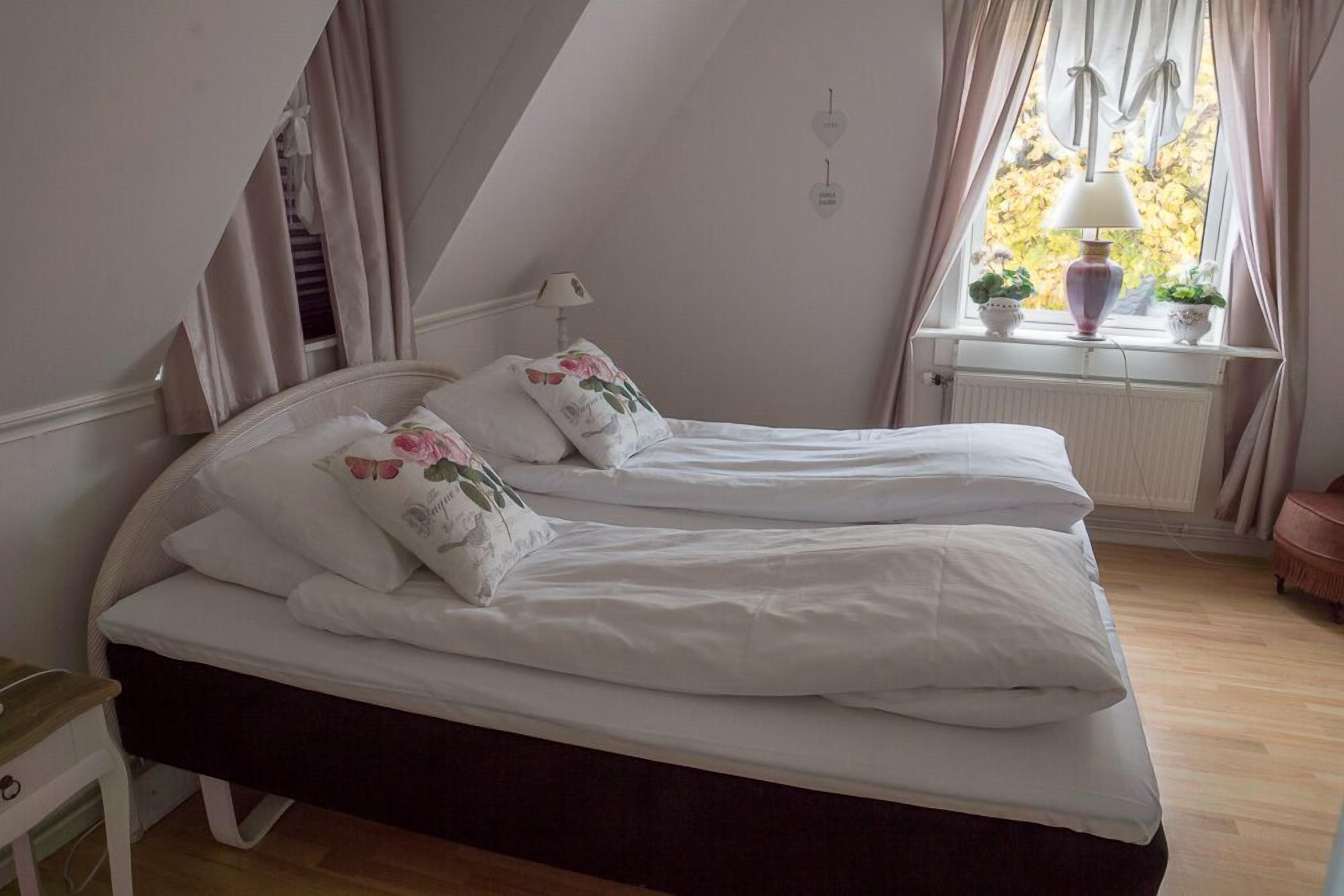 double room | 1 bedroom, minibar, desk, iron/ironing board