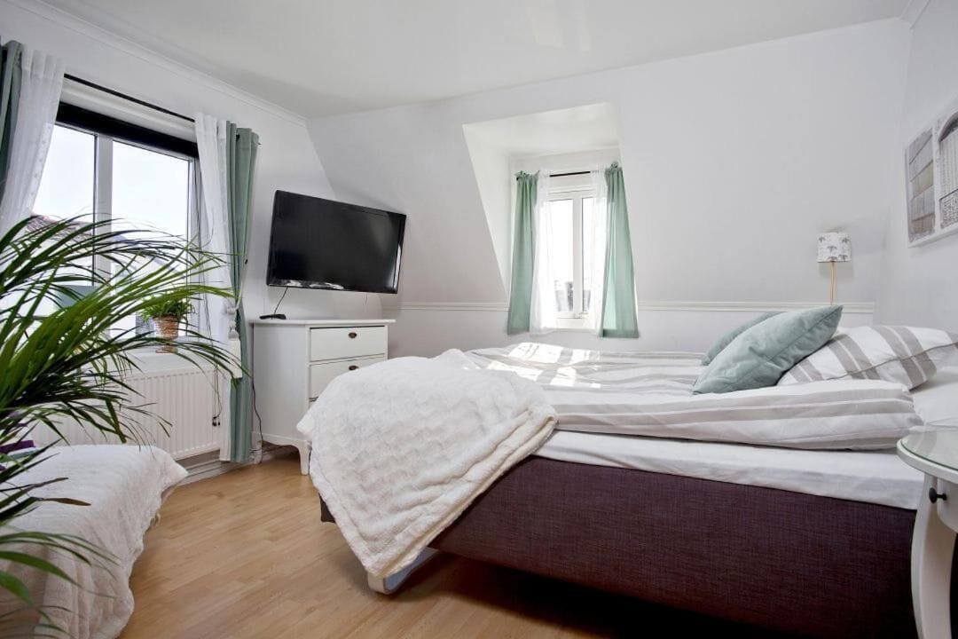 1 bedroom, minibar, desk, iron/ironing board