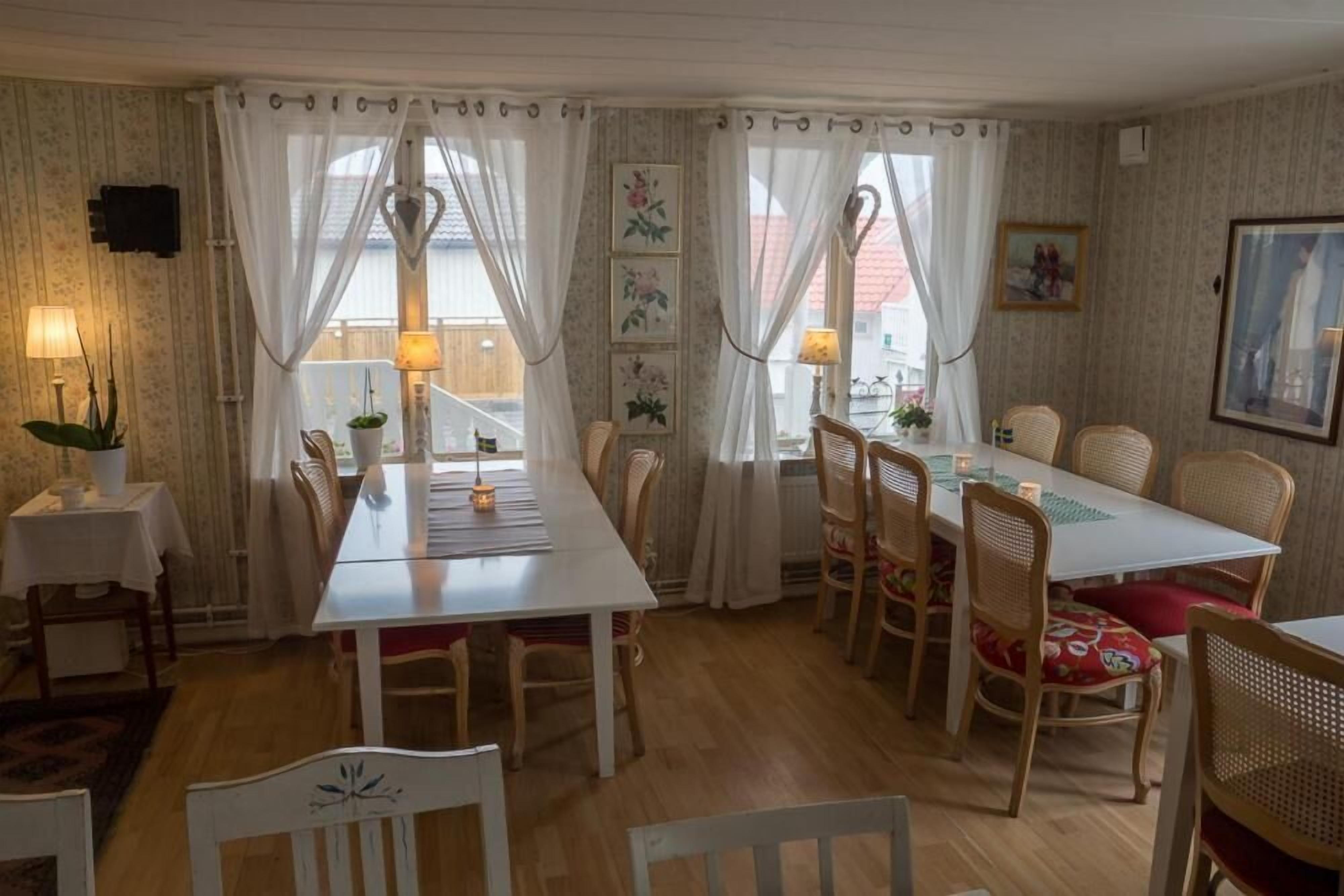 lunch and dinner served