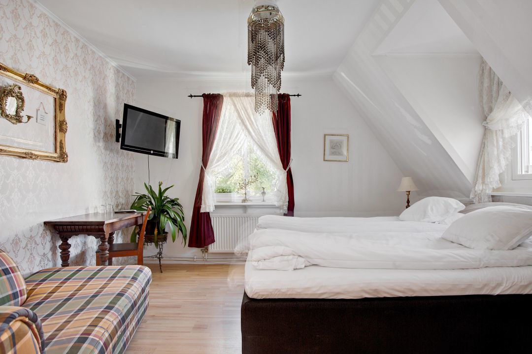 double room | 1 bedroom, minibar, desk, iron/ironing board