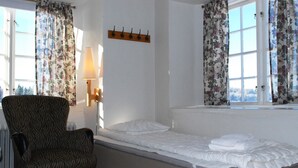 Kamar Ekonomi, kamar mandi umum | Meja kerja, tirai kedap cahaya, setrika/meja setrika, dan seprai linen