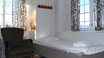 Economy Room, Shared Bathroom | Desk, blackout curtains, iron/ironing board, bed sheets