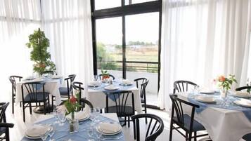 Serveert ontbijt, diner, Mediterrane gerechten, uitzicht op de tuin