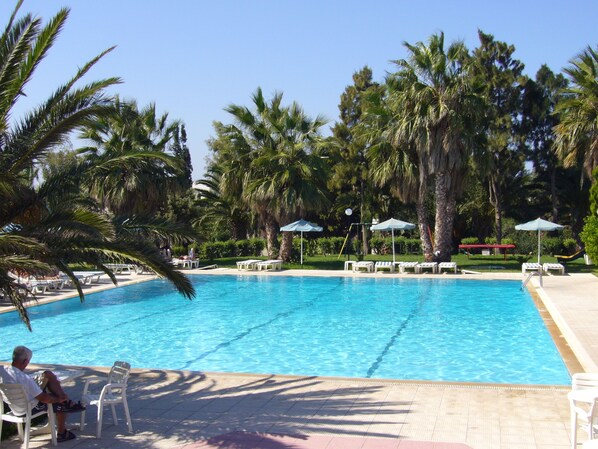 Außenpool, Sonnenschirme, Liegestühle