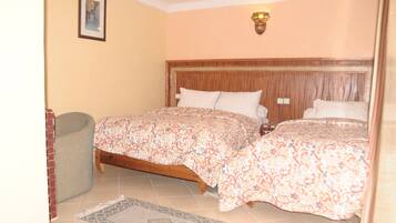 Triple Room | Desk, blackout curtains, free WiFi