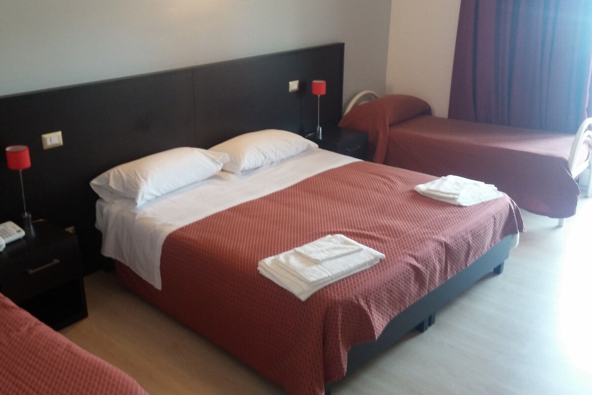Quadruple Room | In-room safe, desk, cots/infant beds, free WiFi