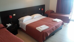 Quadruple Room | In-room safe, desk, cots/infant beds, free WiFi