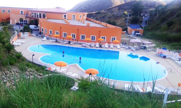 Kolam renang tertutup, kolam renang terbuka bermusim